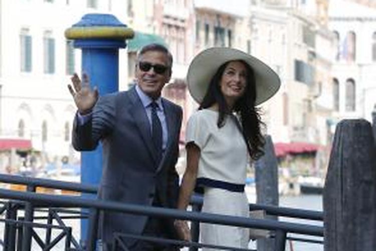 Pasangan George Clooney dan Amal Alamuddin, tiba di palazzo Ca Farsetti di Venesia, untuk mencatatkan pernikahan mereka di kantor catatan sipil, Senin (29/9/2014). 