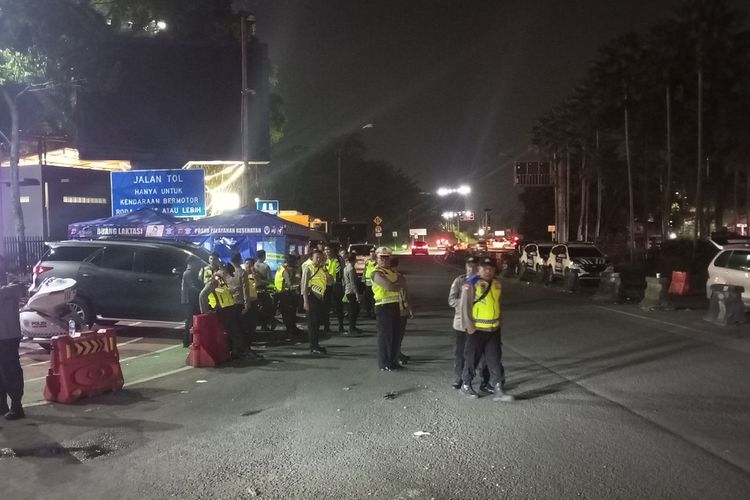 Atas diskresi kepolisian, sistem satu arah (one way) ke Jakarta di Jalur Puncak Bogor, Jawa Barat, berakhir, Selasa (25/4/2023) malam. Kini, situasi arus lalu lintas kembali normal dua arah. Arus kendaraan yang sempat tertahan di Simpang Gadog, Ciawi, sudah bisa melintas lagi.