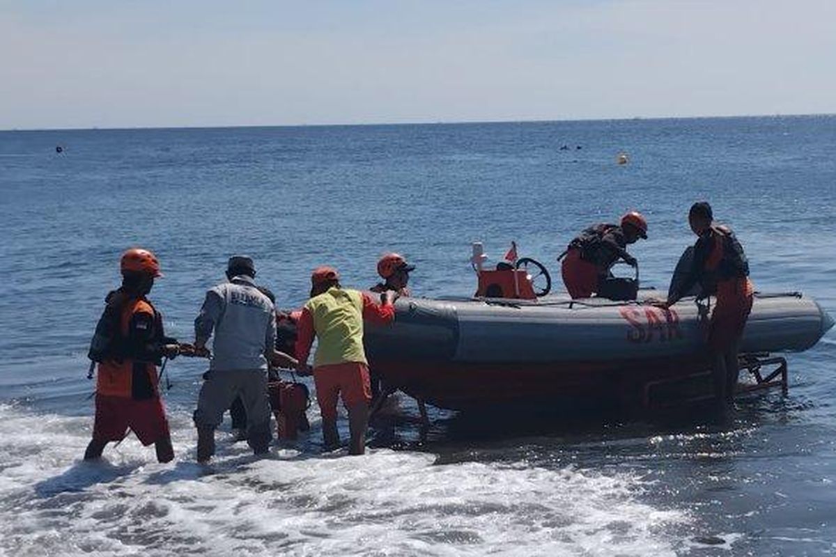 Basarnas melakukan pencarian terhadap warga asal Desa Bunutan, Kecamatan Abang, I Ketut Sudika (25) yang hilang saat memancing di Pantai Lean, Kecamatan Abang, Karangasem, Kamis (12/6/2025). Sepekan hilang di Pantai Lean Karangasem Bali, Sudika belum ditemukan. Ia meninggalkan bayi baru lahir.
