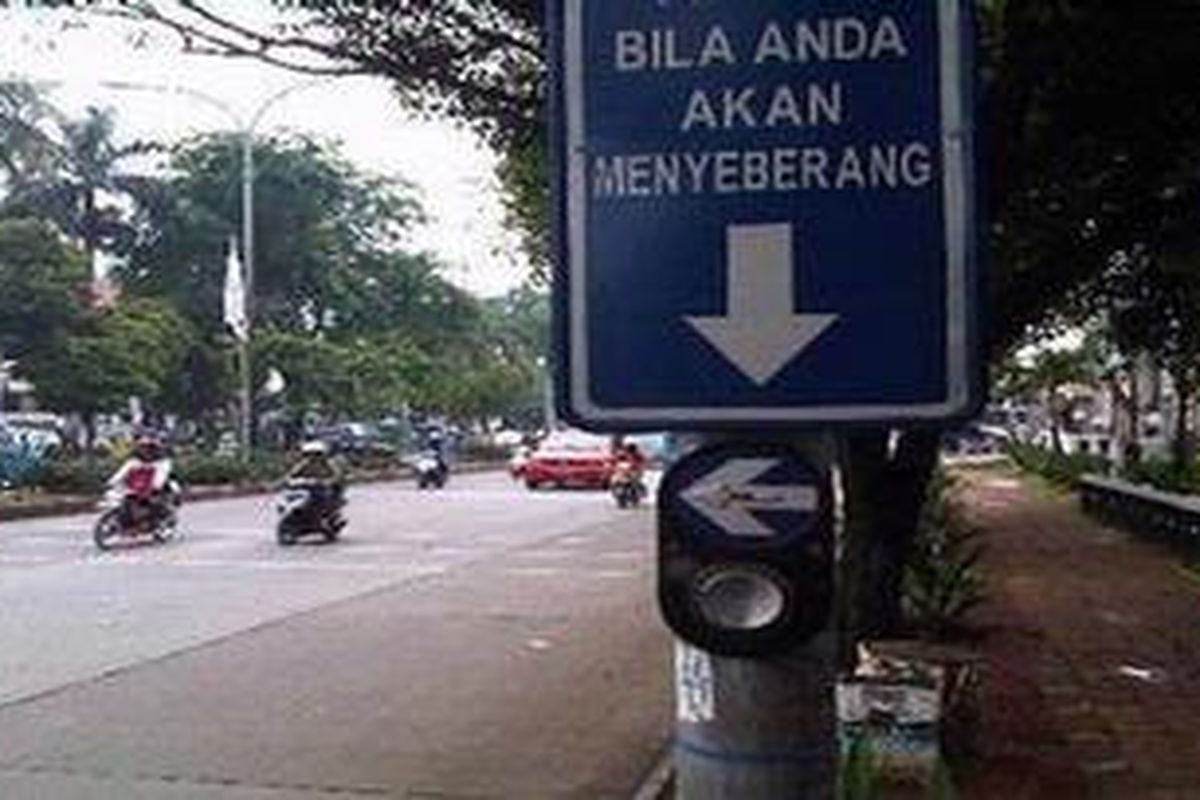 Rambu penyeberangan jalan di Jalan Margonda, Kota Depok tidak berfungsi, Selasa (29/11/2011). Akibatnya warga kesulitan menyeberang.