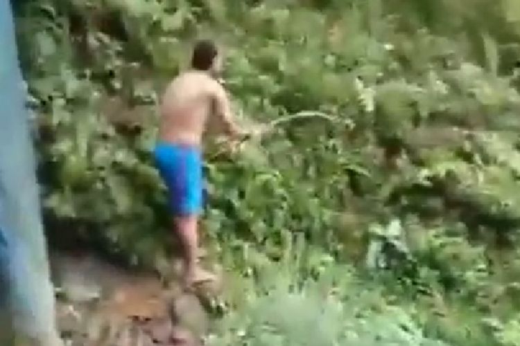 Media sosial dihebohkan dengan video maraknya celana dalam di Gunung Sanggabuana, Karawang. Video itu pun viral di media sosial.