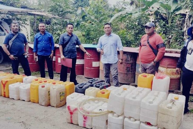 Petugas Direktorat Reserse Kriminal Khusus (Ditreskrimsus) Polda Maluku menggrebek lokasi penimbunan BBM bersubsidi di desa Waai, kecamatan Salahutu, Maluku Tengah. Dalam penggebrekan yang dilakukan polisi berhasil menyita 2.400 liter minyak tanah dan menahan seorang wanita