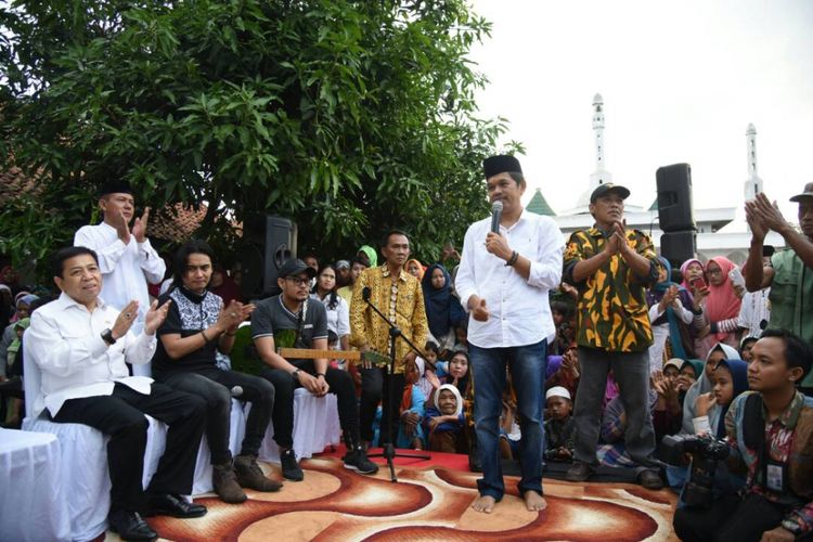 Ketua Umum DPP Partai Golkar Setya Novanto bersama Ketua DPD Partai Golkar Jawa Barat Dedi Mulyadi di Kabupaten Cirebon, Senin (19/6/2017).