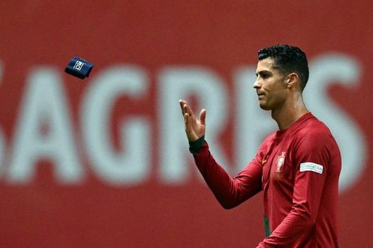 Reaksi Cristiano Ronaldo selepas laga terakhir Grup A2 UEFA Nations League 2022-2023 Portugal vs Spanyol di Estadio Municipal de Braga, Rabu (28/9/2022) dini hari WIB. Portugal kalah 0-1 dari Spanyol dan gagal ke semifinal. Ronaldo kecewa berat dan mlempar ban kapten ke tanah.