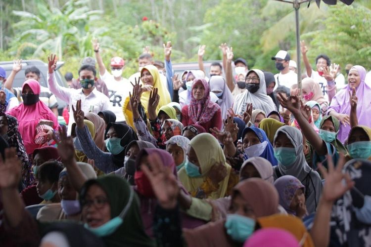 Pasangan Calon Bupati dan Wakil Bupati Tanah Bumbu, Kalimantan Selatan (Kalsel) Zairullah Azhar-Muhammad Rusli saat berkampanye di di Desa Tri Mulya, Kecamatan Sungai Loban, Sabtu (5/12/2020).