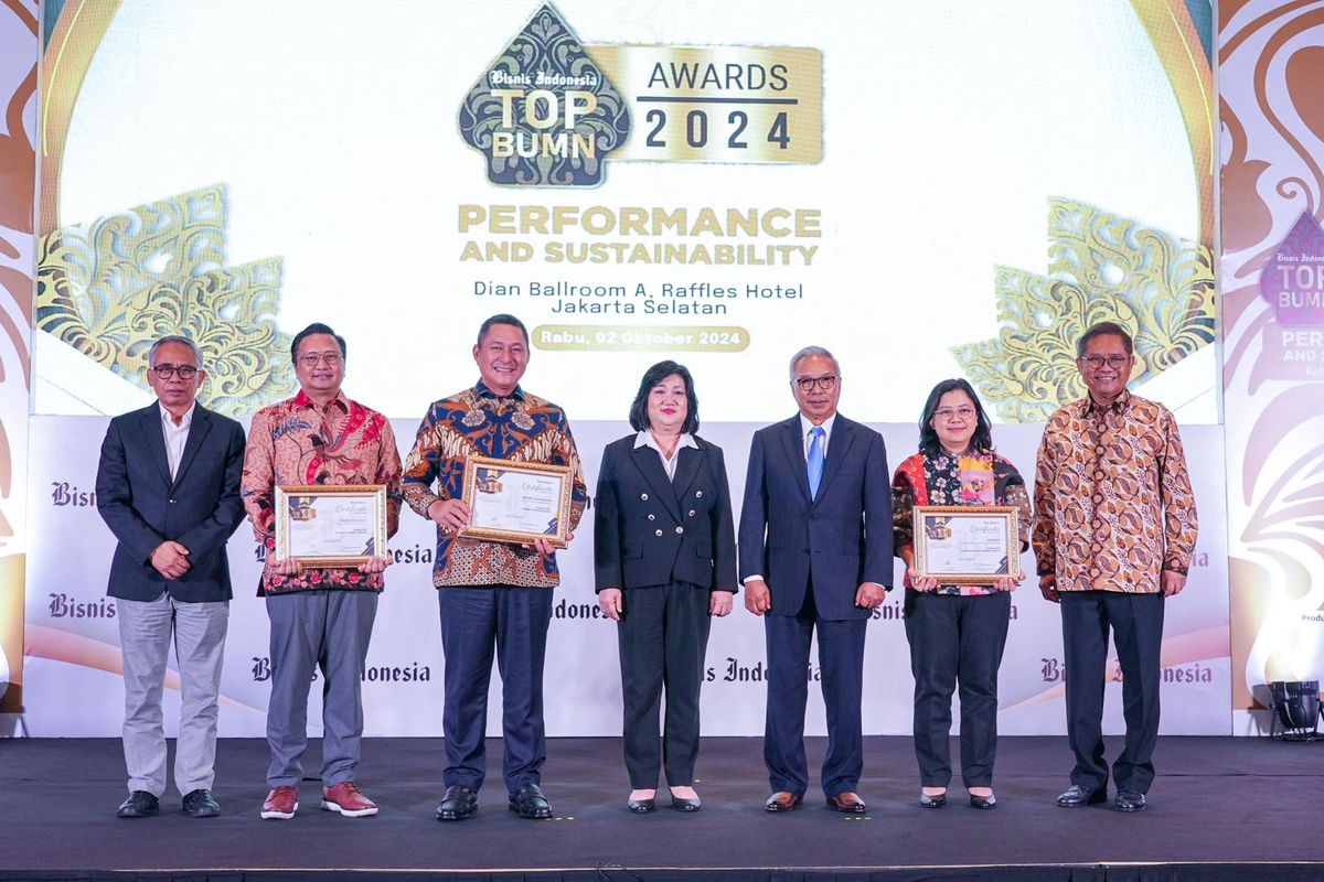 BRI tampak membawa tiga penghargaan dalam ajang Top BUMN Awards 2024 di Hotel Raffles, Kuningan, Jakarta, Rabu (2/10/2024).