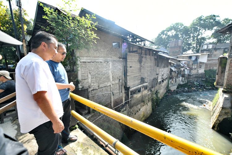 Pj Gubernur Jabar, Bey Machmudin saat meninjau lokasi pemukiman warga yang terdampak banjir di Jalan Arjuna, Kota Bandung, Sabtu (25/1/2025).