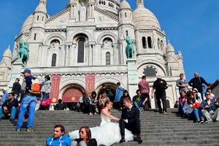 Basillica Sacre Coeur yang anggun menjadi tempat favorit wisatawan, termasuk pasangan yang akan menikah.