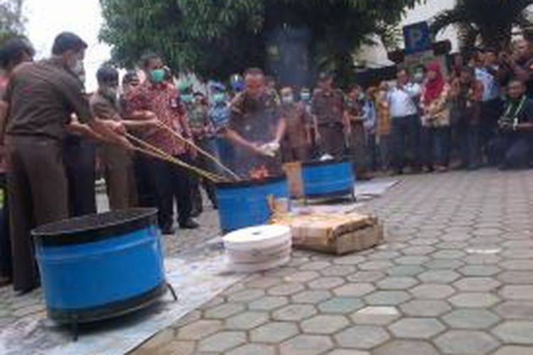 Kepala Kejaksaan bersama Muspida Kota Semarang membakar barang bukti hasil tindak pidana selama tahun 2013 dan 2014 di halaman kantor Kejaksaan Negeri Semarang, Rabu (21/1/2015).