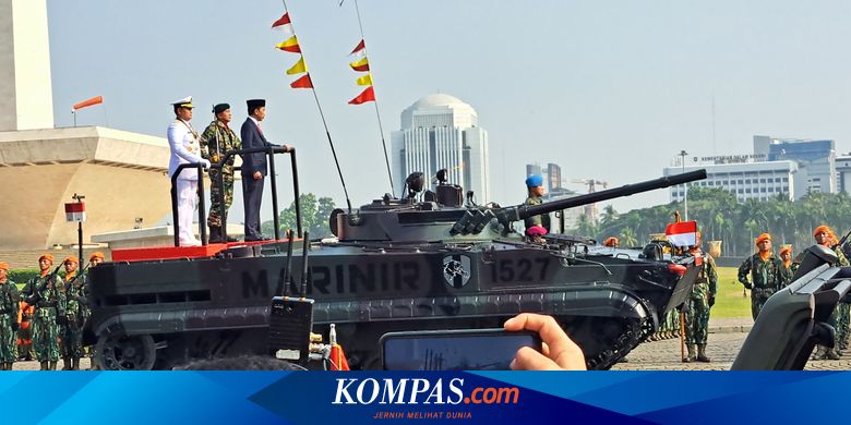 Naik Tank Amfibi Marinir, Jokowi Inspeksi Pasukan Upacara HUT TNI