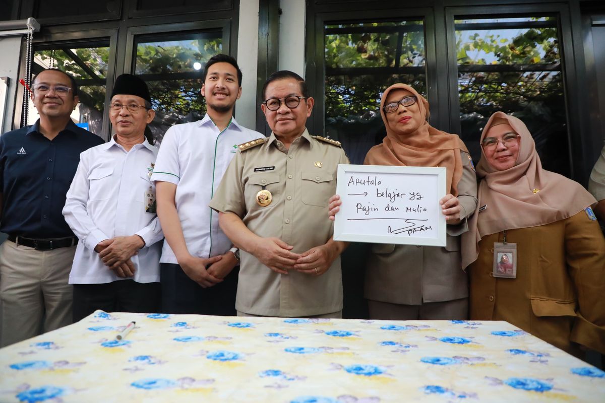 Gubernur Jakarta Pramono Anung (keempat dari kiri) bersama Ketua Forum CSR Jakarta Aldi Imam Wibowo dalam peresmian TAS di Arutala, Kebon Bawang, Jakarta Utara (5/5/2025).