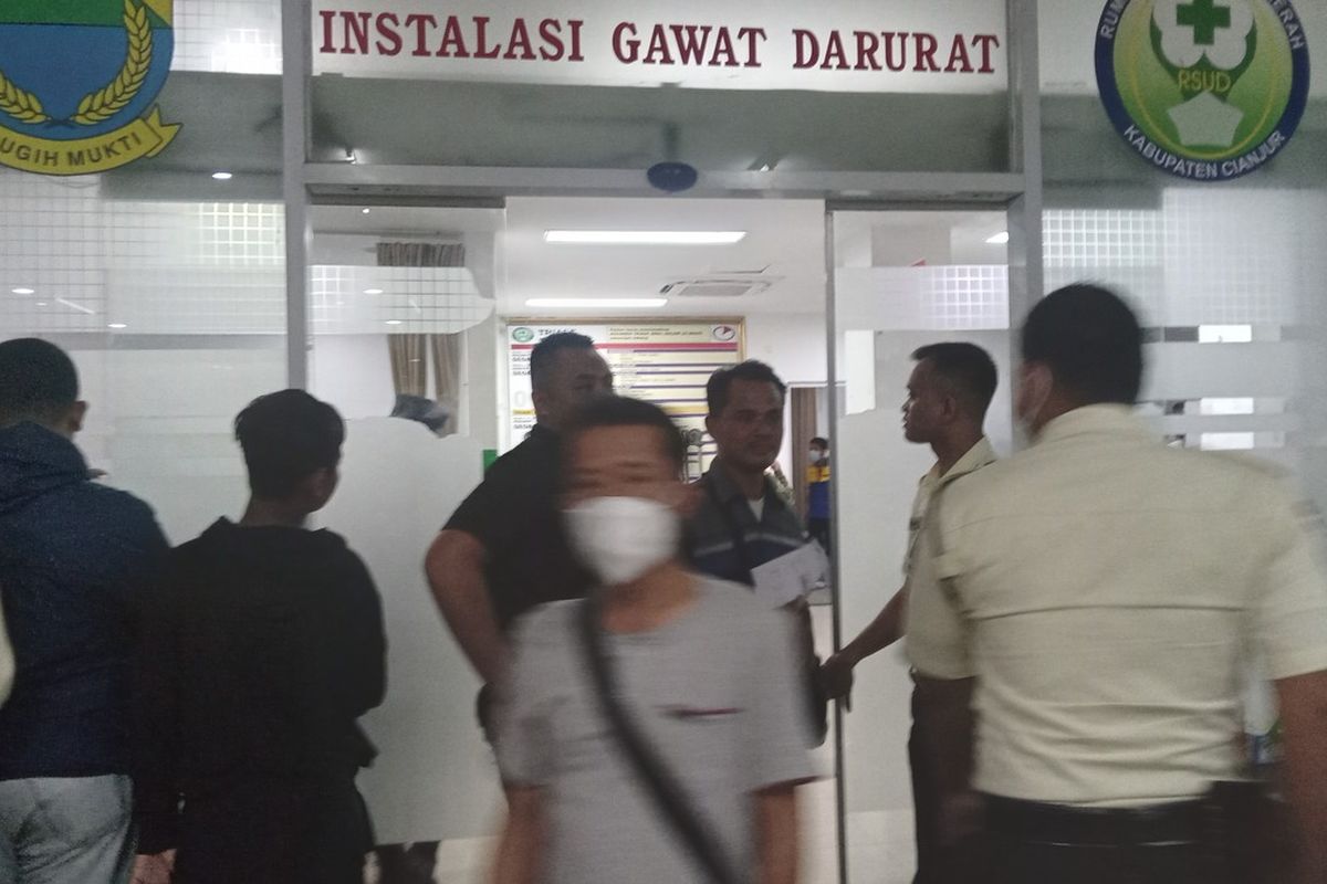 Situasi penanganan korban keracunan diduga dari sajian MBG di IGD RSUD Cianjur, Senin (21/4/2025) malam.