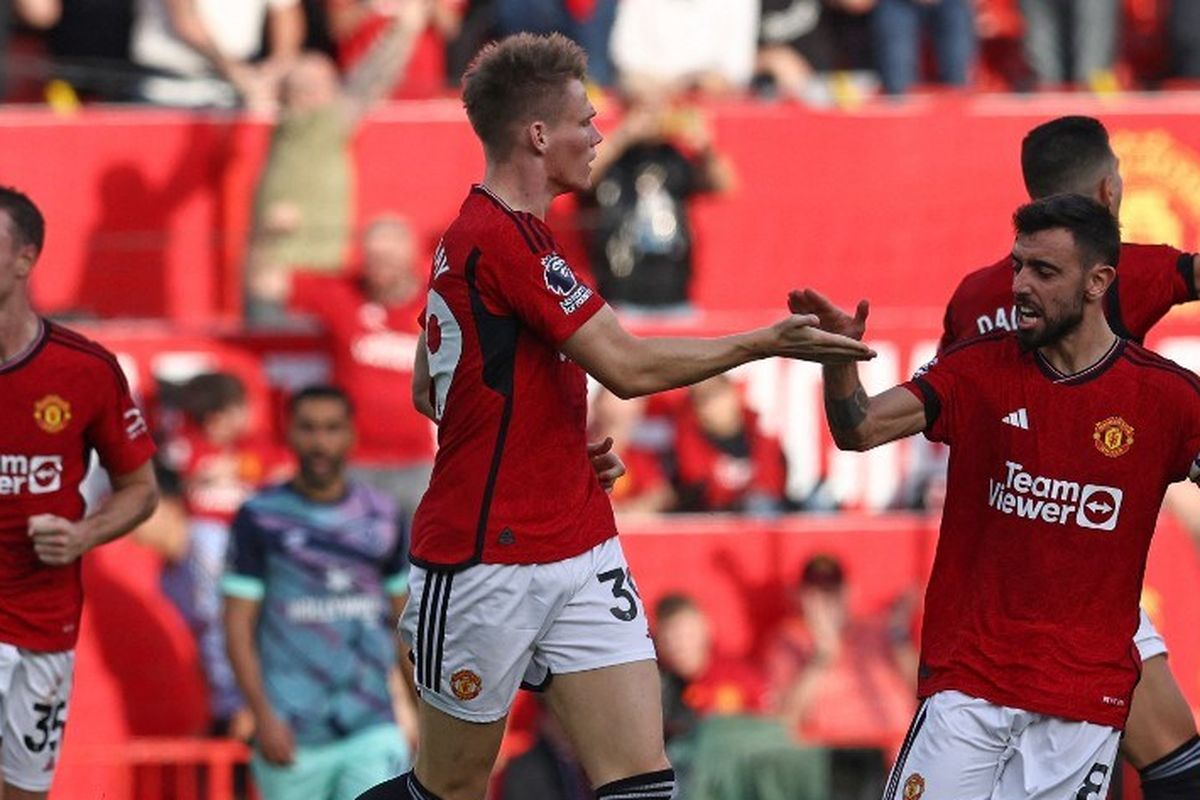 Selebrasi gol Scott McTominay dalam laga pekan kedelapan Liga Inggris 2023-2024 antara Man United vs Brentford di Stadion Old Traford, 7 Oktober 2023. Terkini, Man United akan menghadapi Copenhagen dalam matchday ketiga fase penyisihan Grup A Liga Champions 2023-2024. Laga Man United vs Copenhagen akan bergulir di Stadion Old Trafford pada Rabu (25/10/2023). (Photo by Darren Staples / AFP)