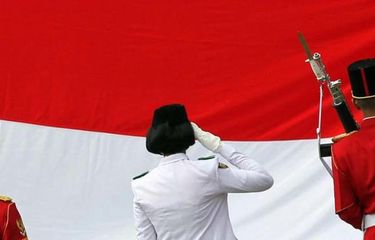 Pasukan Paskibraka bertugas menaikan Bendera Merah Putih dalam Upacara Peringatan Detik-detik Proklamasi HUT ke-70 RI di Istana Merdeka, Senin (17/8/2015).