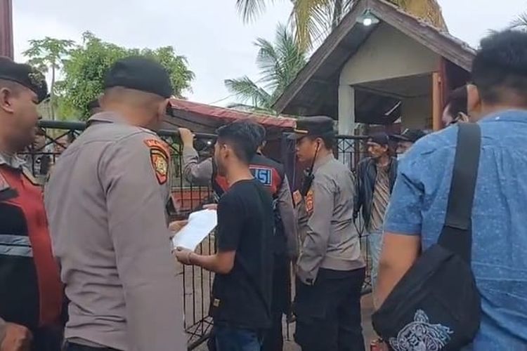 Puluhan warga Desa Ulee Blang Mee, Kecamatan Blang Mangat, Kota Lhokseumawe, Provinsi Aceh mengelar aksi penolakan pengungsi Rohingya di depan bekas Kantor Imigran Kota Lhokseumawe, Kamis (8/12/2022).
