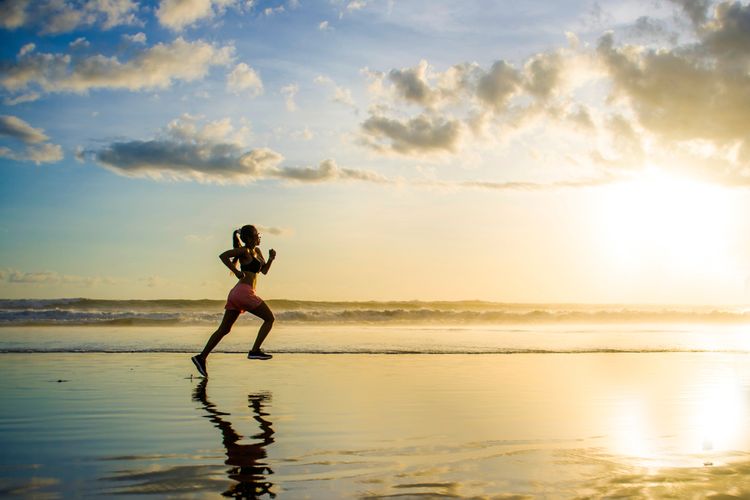 Ilustrasi joging di Pantai Senggigi, Lombok.