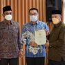 Ridwan Kamil Serahkan 502 Sertifikat Tanah Wakaf untuk Masyarakat Jabar