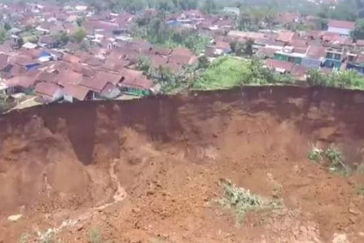 Tebing sepanjang 500 meter longor di Kampung Cipager, Desa Karyamekar, Kecamatan Cilawu, Garut.