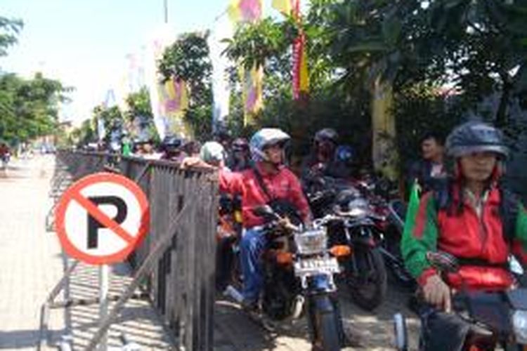 Mudik gratis sepeda motor menggunakan kapal laut dengan tujuan ke Semarang JawaTengah untuk mengurangi kemacetan dan angka kecelakaan selama mudik 2014.