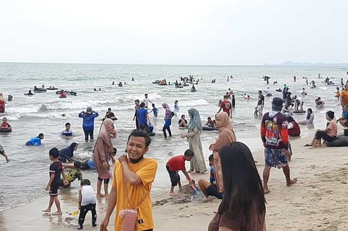 Kawasan Pantai Anyer Banten Diserbu Pengunjung, Pemilik Persewaan Ban untuk Berenang: Alhamdulillah Bawa Uang Rp 200.000
