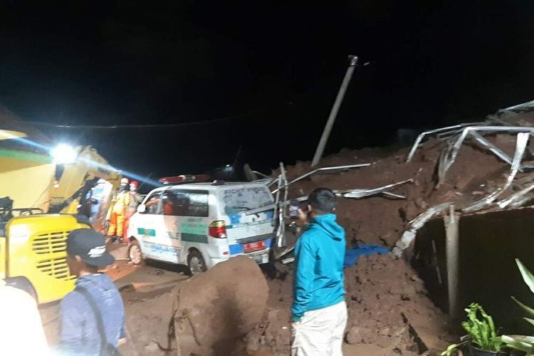 Ambulance yang disiagakan rusak berat akibat longsor susulan di Cimanggung, Sumedang, Jawa Barat, Sabtu (9/1/2021) malam. AAM AMINULLAH/KOMPAS.com