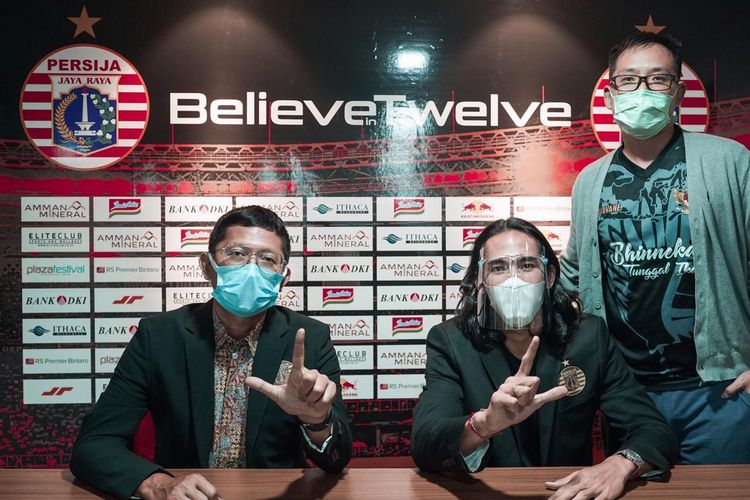 Presiden Klub Persija Jakarta, Mohamad Prapanca (kiri) bersama Ryuji Utomo (tengah) dan agen pemain Gabriel Budi (kanan) seusai preskon terkait status peminjaman pemain dari Persija Jakarta ke Pahang FA, Selasa (01/12/2020) siang.