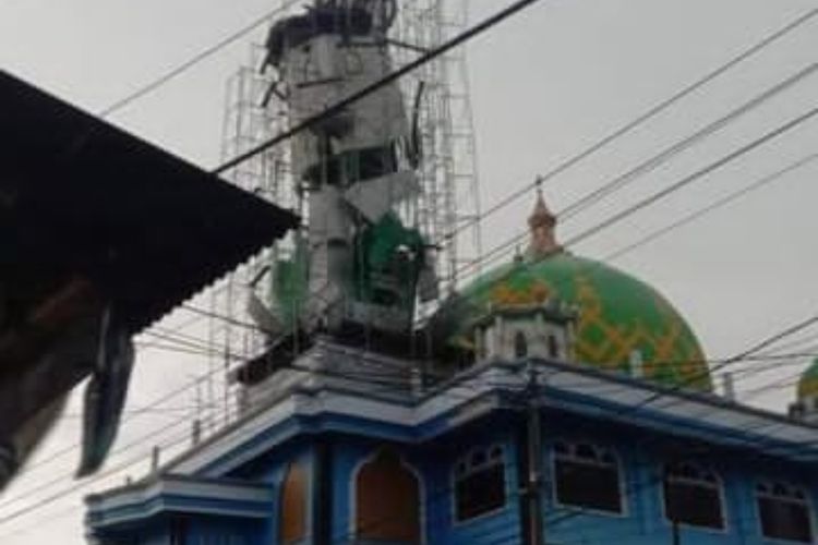 detik-detik Masjid Jami'ul Khair Desa Pringgabaya yang menaranya runtuh