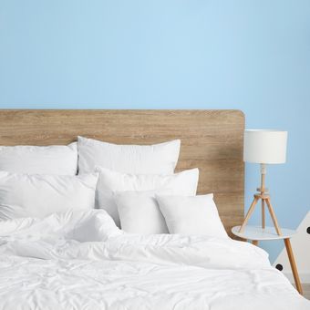 Ilustrasi kamar tidur dengan cat dinding warna biru denim. 
