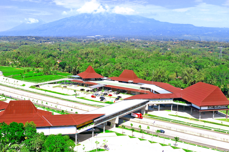 Resta Pendopo, rest area KM 456 Tol Semarang-Solo yang memiliki sky bridge.