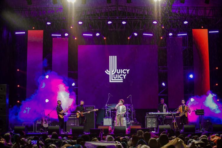 Band Juicy Luicy sukses menghibur penonton yang hadir dalam gelaran Balkon Jazz 2022 pada Sabtu (14/5/2022).