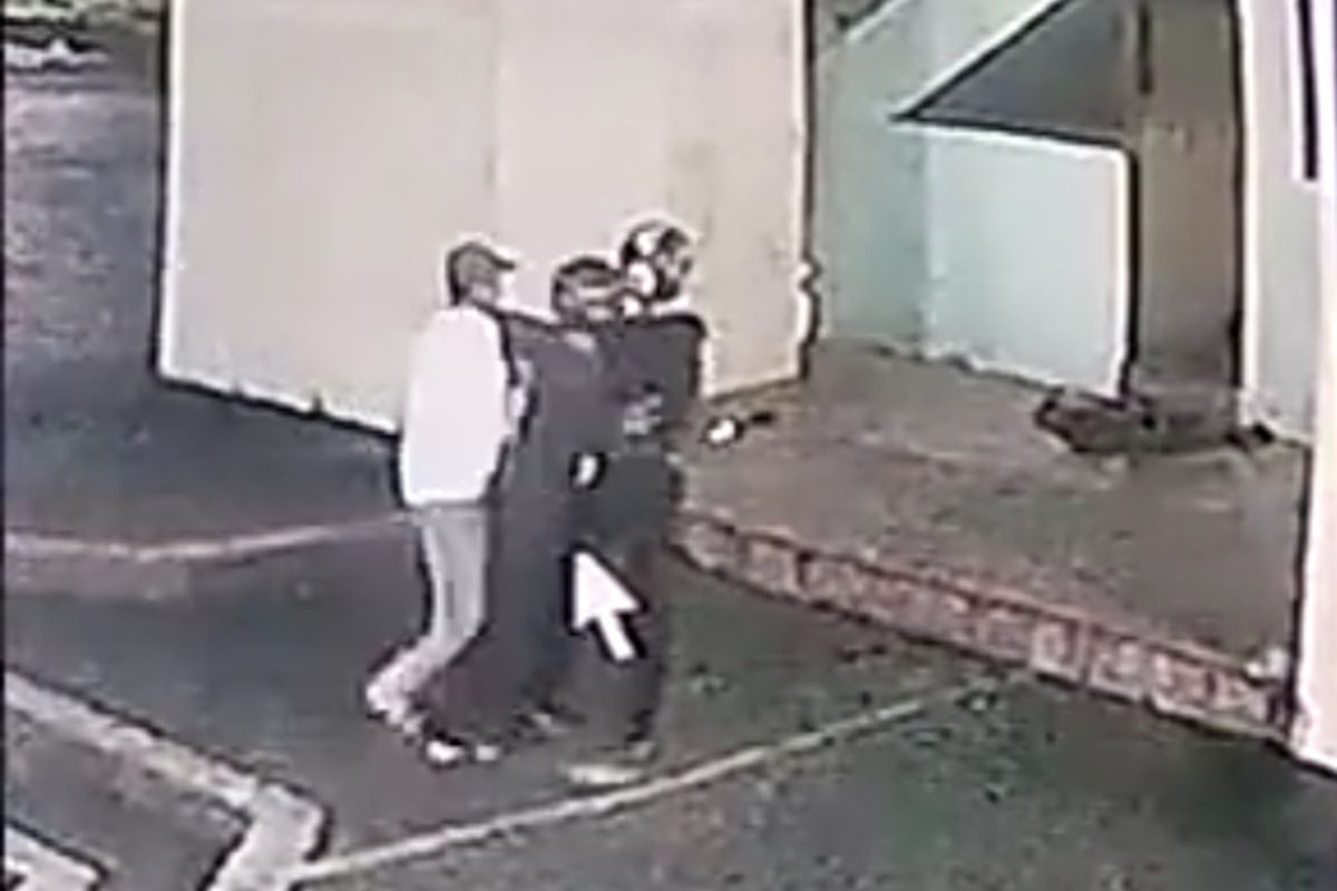 Geng motor terekam kamera CCTV menyerang dan merusak mesjid Al Markaz Kabupaten Maros beredar luas di berbagai media sosial (Medsos).