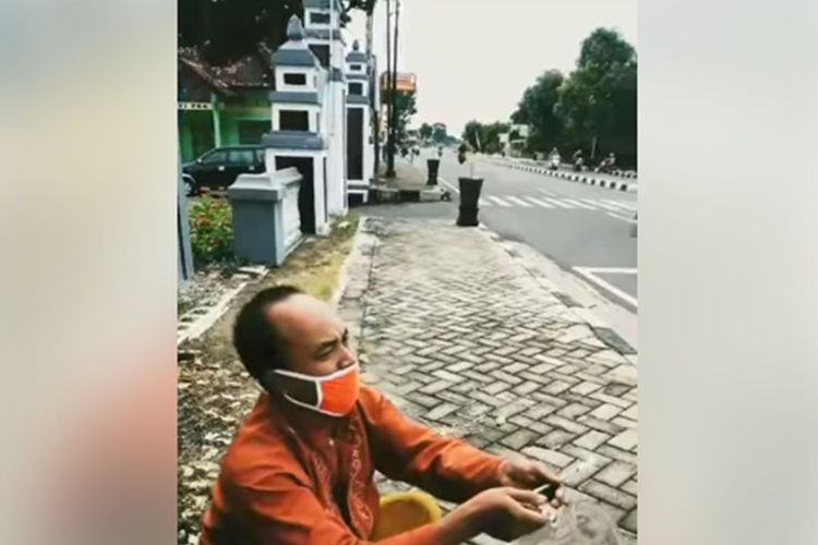 Postingan video seorang bapak yang menjual blender di pinggir jalan karena lapar sambil menangis menjadi viral.