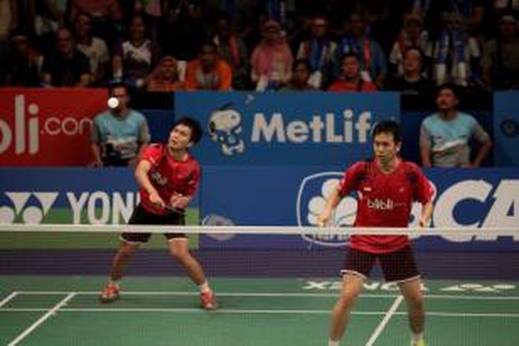 Pebulu tangkis ganda putra Indonesia, Mohammad Ahsan/Hendra Setiawan, bertahan dari serangan ganda Korea, Kim Ki-jung/Kim Sa-rang, pada semifinal BCA Indonesia Open Superseris Premier 2014. Ahsan/Hendra menang 17-21, 21-13, 21-10.