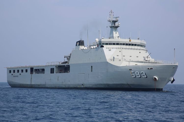 KRI Banda Aceh 593 saat lintas laut operasi SAR jatuhnya pesawat Lion Air JT 610.