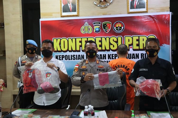 WA (39) Tenaga Kerja Asing (TKA) asal China yang bekerja di PT SD, menikam rekan kerjanya sendiri, berinisial ZH (26) hingga tewas. Saat ini pelaku telah diamankan dan menjalani pemeriksaan Sat Reskrim Polres Bintan.