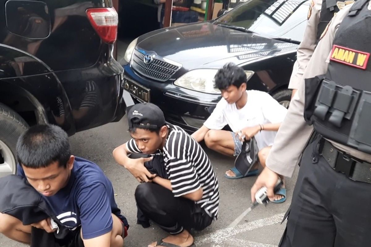 Tim Patroli Perintis Presisi Kepolisian Resor (Polres) Jakarta Timur menangkap tujuh pelajar yang hendak tawuran di Jalan Inspeksi Ciliwung, Jatinegara, Jakarta Timur, Jumat (1/4/2022) sore. Para pelaku digiring ke Mapolsek Jatinegara.
