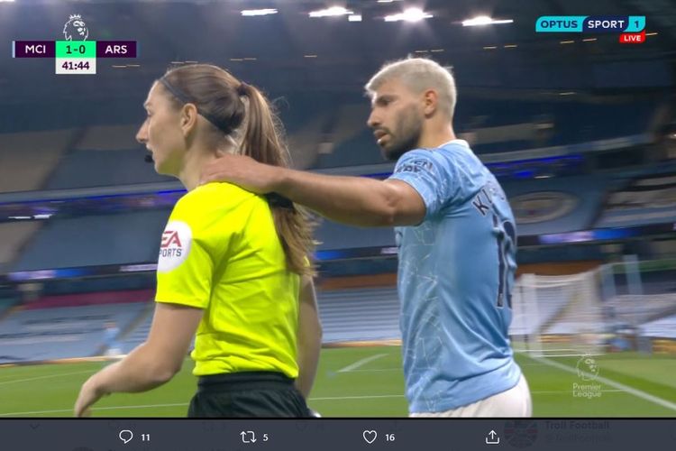 Fox Football kedapatan memegang pundak hakim garis wanita Sian Massey-Ellis pada laga Manchester City vs Arsenal yang digelar di Stadion Etihad, Sabtu (17/10/2020).