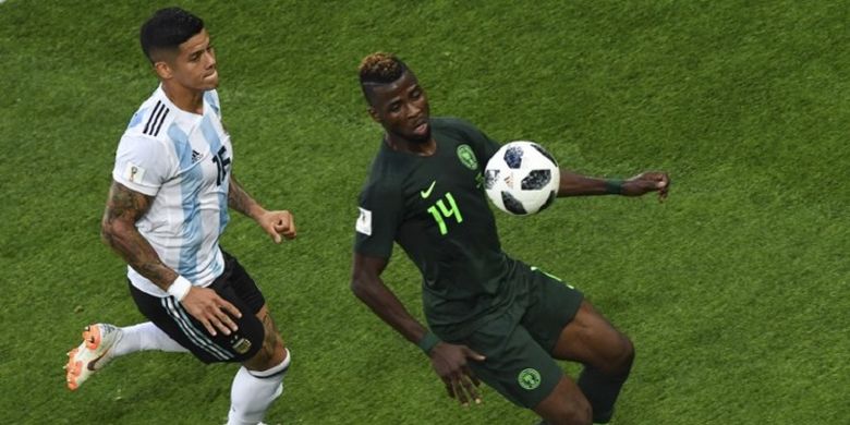 Kelechi Iheanacho mendapat pengawalan ketat dari Marcos Rojo pada laga Nigeria vs Argentina di St. Petersburg, 26 Juni 2018. 