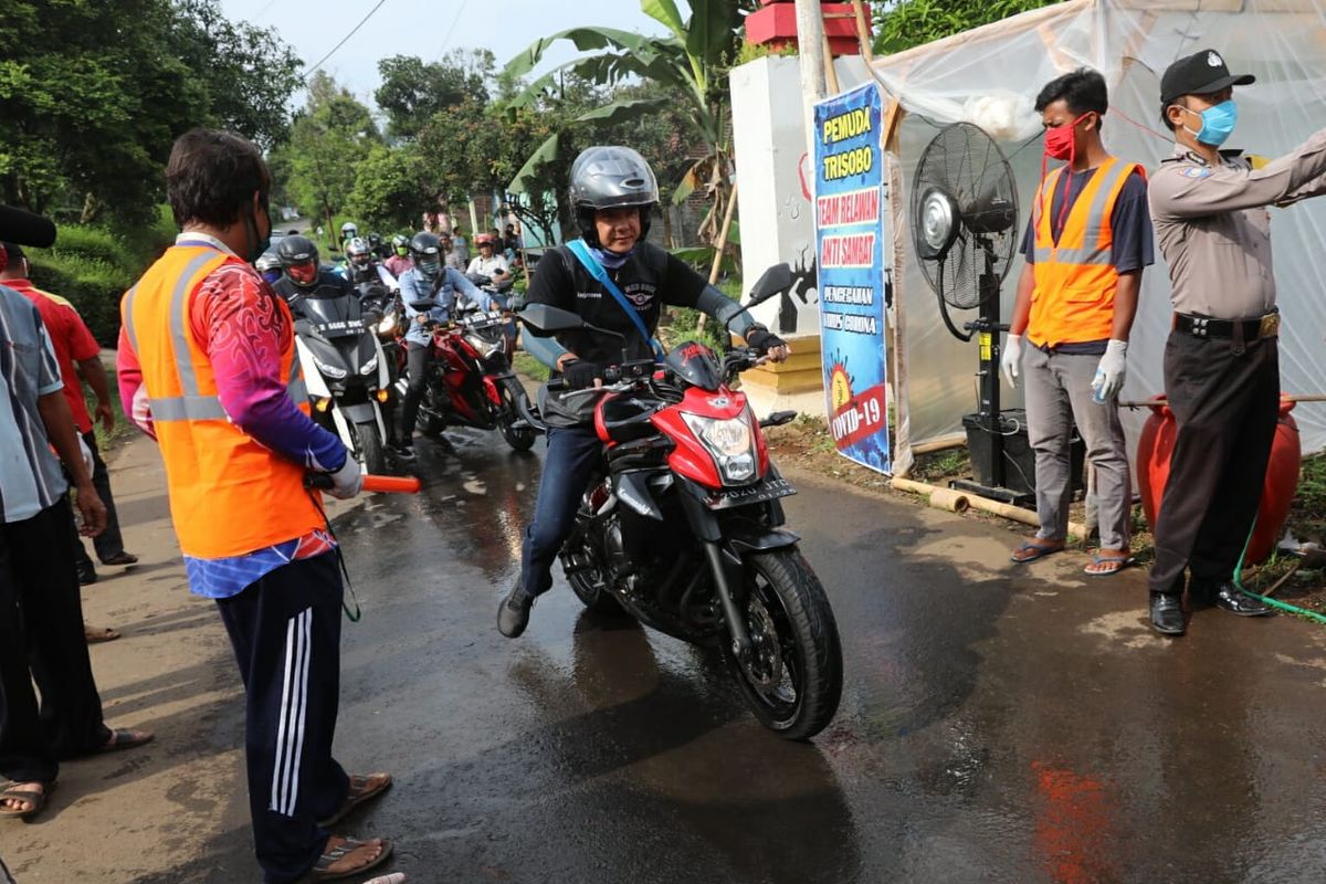 Gubernur Jawa Tengah Ganjar Pranowo berkeliling ke sejumlah desa di Kabupaten Kendal dan Batang untuk mengecek persiapan desa dalam menyambut pemudik, Minggu (5/4/2020).
