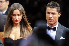 Kekasih Ronaldo Pamer Trofi di Atas Ranjang