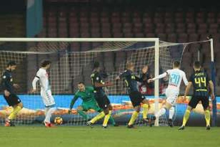 Gelandang Napoli, Piotr Zielinski (nomor punggung 20) mencetak gol pada pertandingan Serie A melawan Inter Milan di Stadion San Paolo pada 2 Desember 2016.  