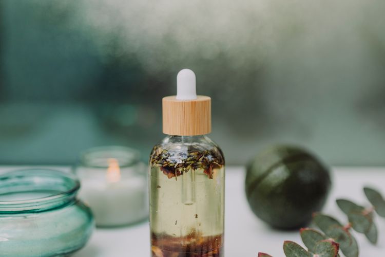 Ilustrasi minyak kayu putih atau eucalyptus (Pexels/RDNE Stock).