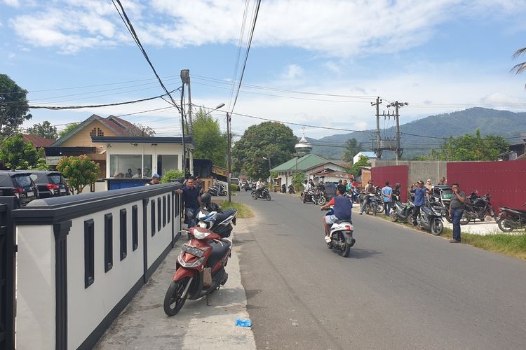 Penggeledahan rumah Muhammad Akhirun Piliang (KIR) alias Kirun, tersangka kasus suap yang melibatkan Kepala Dinas PUPR nonaktif Topan Ginting, di Jalan Mawar, Lingkungan III, Kelurahan Ujungpadang, Kecamatan Padangsidimpuan Selatan, Kota Padangsidimpuan, Sumatra Utara, Jumat (4/7/2025). Kegiatan penyidikan KPK itu, sempat menjadi tontonan warga.