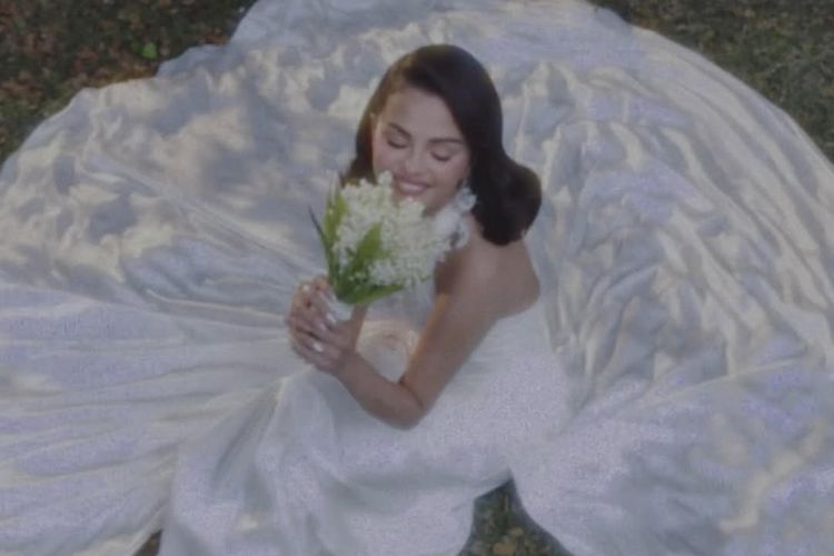Selena Gomez (kiri) menikah dengan Benny Blanco (kanan) di Santa Barbara, Amerika Serikat, pada Sabtu (27/9/2025). Selena Gomez resmi menikah dengan Benny Blanco di Santa Barbara. Gomez tampil memesona dalam gaun Ralph Lauren bergaya klasik.