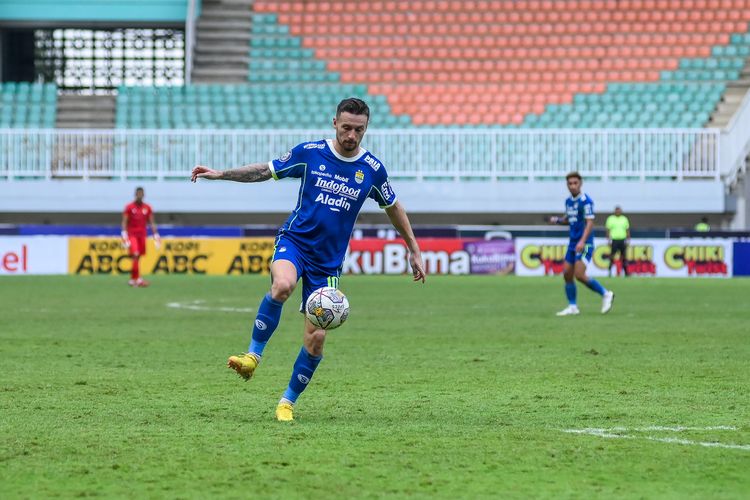 Gelandang Persib Bandung Marc Klok beraksi dalam laga Persib vs Arema FC dalam laga pekan ke-26 Liga 1 2022-2023, Kamis (23/2/2023) di Stadion Pakansari, Cibinong, Kabupaten Bogor.