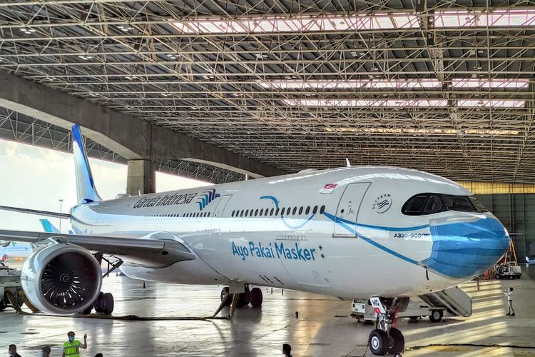 Garuda Indonesia ubah tampilan gambar moncong pesawat menjadi masker.