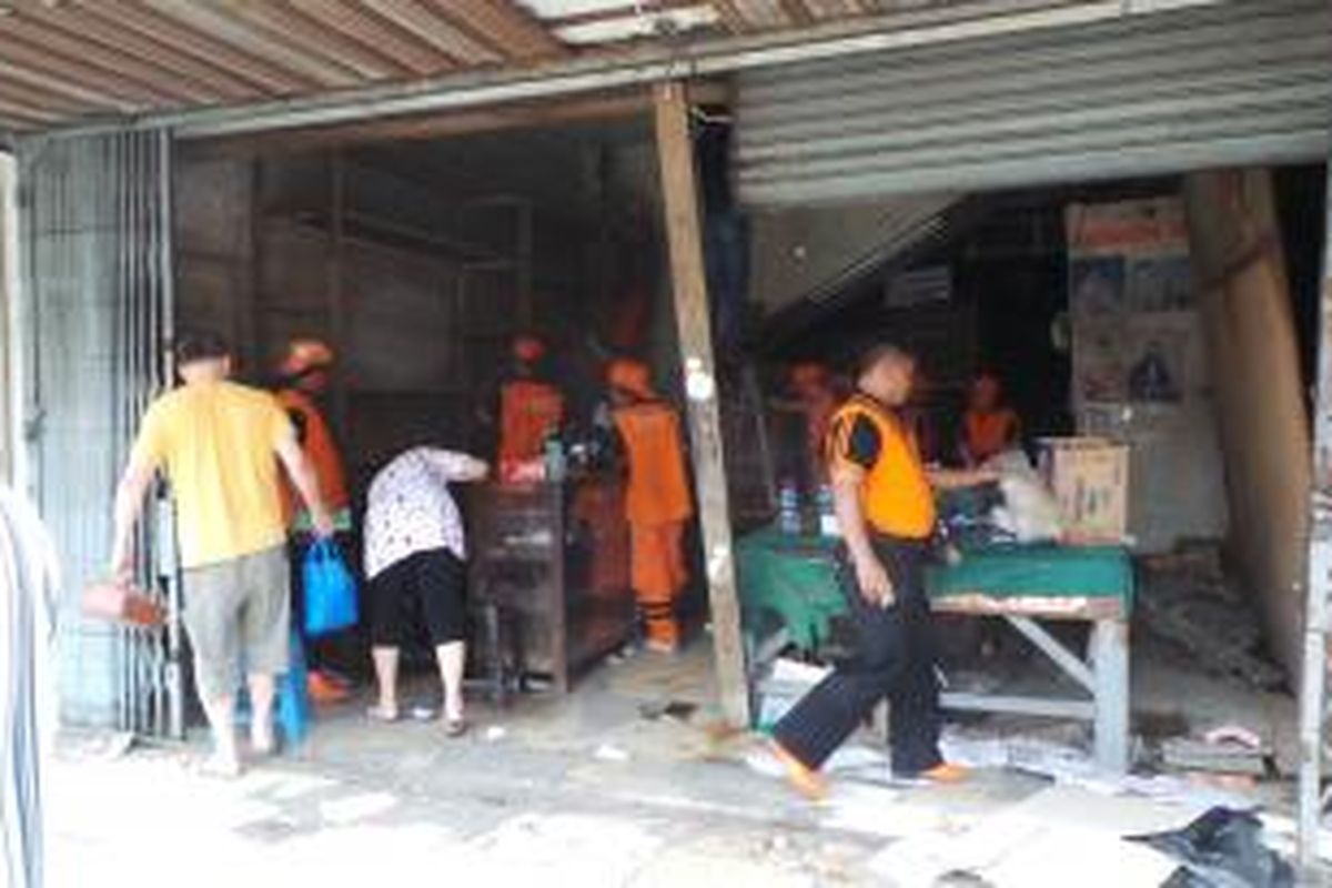 Petugas Prasarana dan Sarana Umum (PPSU) Dinas Kebersihan DKI mmembersihkan ruko yang ditertibkan, di Pasar Benhil, Sabtu (29/8/2015). 