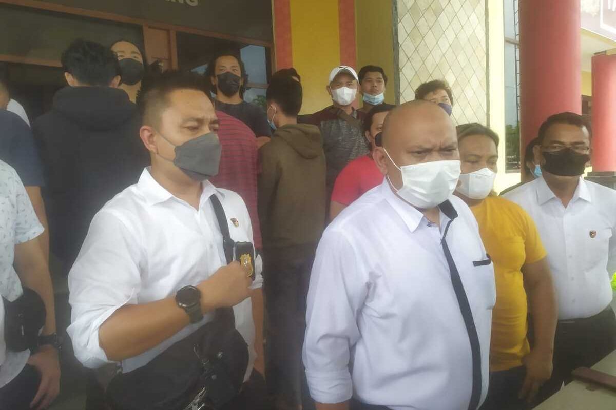 Kasat Reskrim Polrestabes Palembang Kompol Tri Wahyudi menggelar rilis penangkapan empat orang pelaku pengeroyokan mahasiswa Politeknik Negeri Sriwijaya yang viral di media sosial, Senin (1/11/2021).