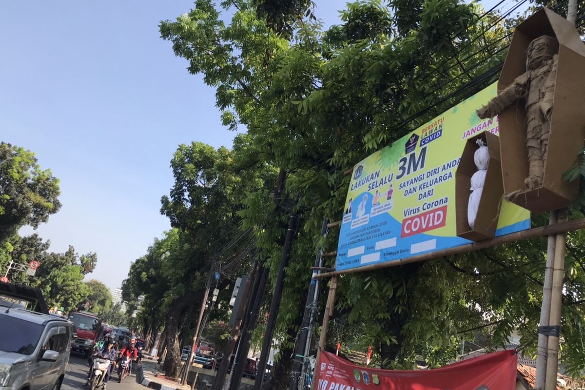 Replika pocong dan mumi di peti mati terlihat di Simpang Tiga Taman Makam Pahlawan (TMP) Kalibata, Duren Tiga, Pancoran, Jakarta. 