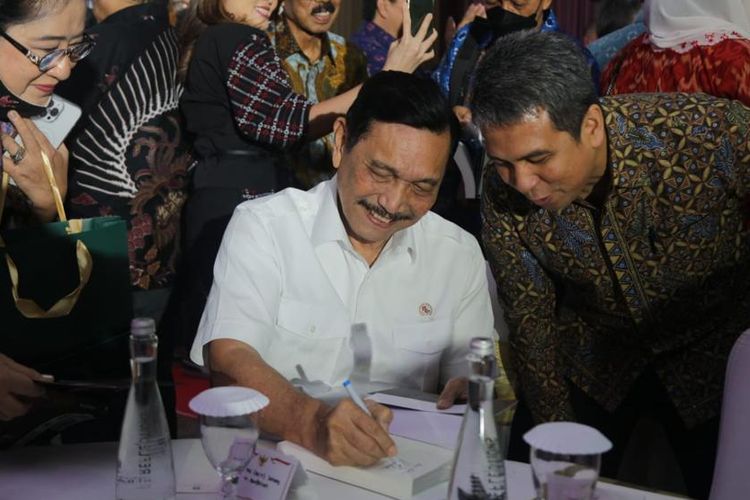 Menteri Koordinator Bidang Kemaritiman dan Investasi Luhut Binsar Pandjaitan membubuhkan tandatangan di buku berjudul Luhut yang diterbitkan oleh Gramedia, di Jakarta, Jumat (7/10/2022). 